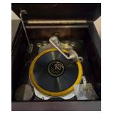 N1 - VINTAGE CABINET GRAMOPHONE W/ MUSIC (L1)