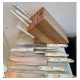 722 - SET OF CUTCO KNIVES IN BLOCK (K143)