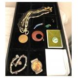 722 - MIXED LOT OF COSTUME JEWELRY (A143)