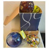 722 - ART GLASS HUMMINGBIRD FEEDER & ORBS (K149)