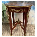11 - VINATGE DECORATIVE SIDE/ENND TABLE
