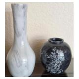 S1 - LOT OF TWO DECORATIVE VASES (L34)