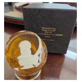 S1 - QUEEN ELIZABETH 1 FRANKLIN MINT PAPERWEIGHT
