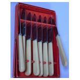 513 - LOT OF VINTAGE BAKELITE KNIVES (T301)