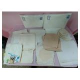 513 - LOT OF VINTAGE LINENS W/ EMBROIDERY (M195)