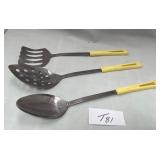 513 - VINTAGE MCM KITCHEN UTENSILS SET (T81)