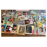 S3 - MIXED LOT OF BASEBALL TRADING CARDS (B227)