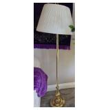 S1 - BRASS-TONE FLOOR LAMP WITH SHADE (L20)