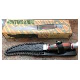 S2 - HUNTING KNIFE W/ SHEATH NEW IN BOX (K29)