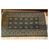 S2 - GREEN FLEUR-DE-LIS AREA RUG W/ FRINGE (M67)