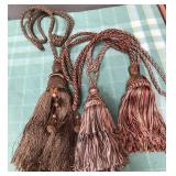 513 - LOT OF DECORATIVE TASSELS W/ CORDS (M159)
