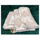 43 - NEW WMC MUD PIE THROW BLANKET (A24)