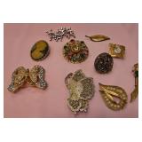 N - MIXED LOT OF COSTUME JEWELRY (H18)