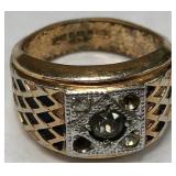 11 - GOLD TONE MENS SIGNET STYLE RING W/ STONES