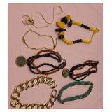 N - LOT OF COSTUME JEWELRY NECKLACES (H12)