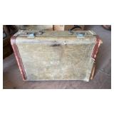 Vintage suitcase, full of 45 RPMs (sc9)