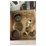 Box of vintage brass items (sc9)