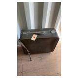 Vintage rolling suitcase no keys (sc9)