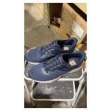 Menï¿½s size 13 sketchers shoes