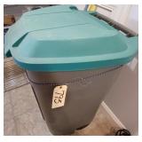 Rubbermaid garbage container, 2 dust mops