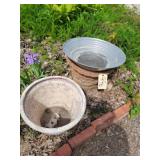 2 flower pots, metal pan