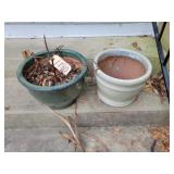 2 clay flower pots
