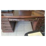 EXECUTIVE DESK 66W X 30D X 30T