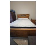 TRADITIONAL STYLE WOOD QUEEN SIZE BED
