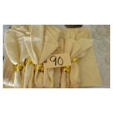 6 IVORY CLOTH NAPKINS & NAPKIN RINGS, TABLECLOTH