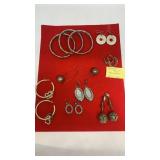 Assorted earrings, and set of bracelets