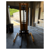 ULine Electric H-5440 Stradle Stacker