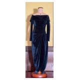 25ï¿½ Green Velvet Dress on Mannequin