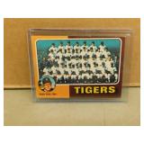 1975 Topps Tigers Team #18 card