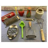 SELECTION OF ASSORTED COLORFUL VINTAGE KITCHENALIA