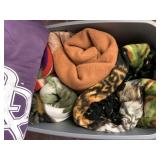 TUB WITH 5 ASSORTED BLANKET/THROWS