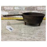 VINTAGE 10" OPEN FIRE FOOTED CAST IRON FRYER