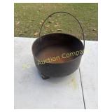 Footed pot with Handle