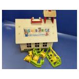 (1) Fisher-Price Play Family School w/ pieces