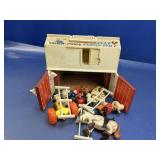 (1) Fisher-Price Family Farm Barn & Figures