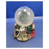 (1) Christmas Snow Globe Figurine