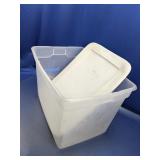 (1) Sterilite Plastic Storage Bin w/ Lid