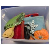 (1) Mixed Seasonal Dï¿½cor & Craft Items Lot
