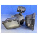 Dual-head motion-activated security floodlight