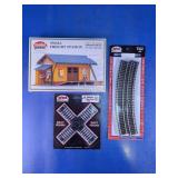 HO Scale Model Railroad Station & Track Set