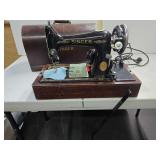 VINTAGE EARLY 1900'S SINGER SEWING MACHINE WITH LEG CONTROLS