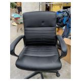 STAPLES OFFICE CHAIR ON ROLLERS ADJUSTABLE HEIGHT