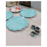 4 PIONEER WOMAN PLATES AND 4 NAPKIN RINGS