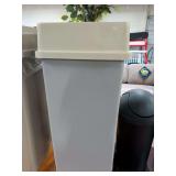RUBBERMAID TRASH CAN WITH TOP