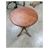 VINTAGE WALNUT LAMP TABLE 20X25