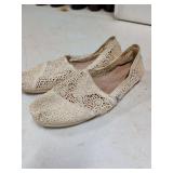 TOMS SZ 9 SLIP ON SHOES